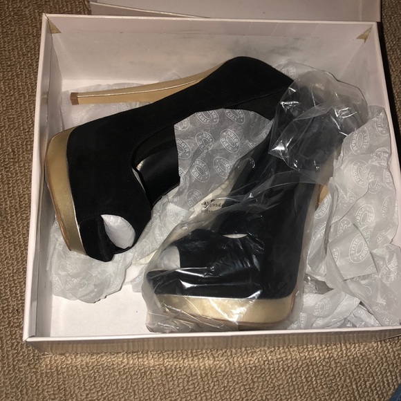 Black and gold Steve Madden platform stilettos - Picture 2 of 3